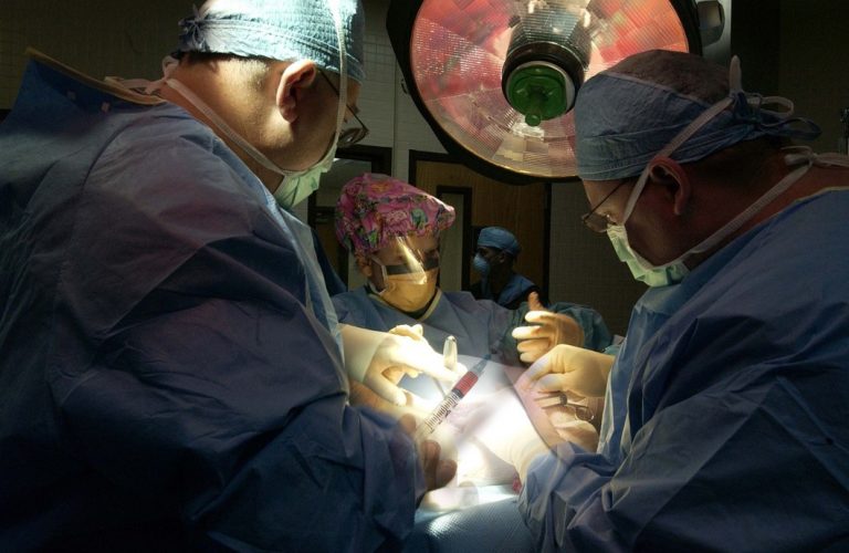 הזרקות וניתוחים פלסטיים פונים רק למומחים בתחום. תמונה של ניתוח פלסטי בחדר ניתוח.