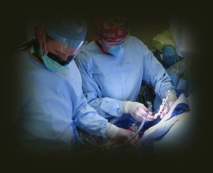 הזעת יתר טיפול פולשני - טיפ פתרונות ניתוחיים להזעת יתר.תמונה של רופאים בחדר ניתוח.